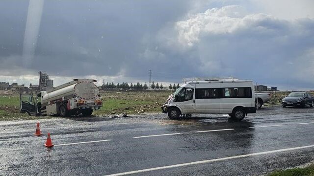 Tanker ile minibüs çarpıştı: 9 yaralı