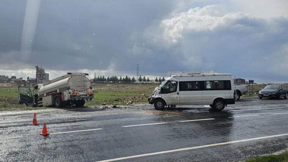 Tanker ile minibüs çarpıştı: 9 yaralı