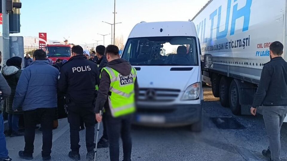 Minibüs ile TIR çarpıştı: 14 yaralı