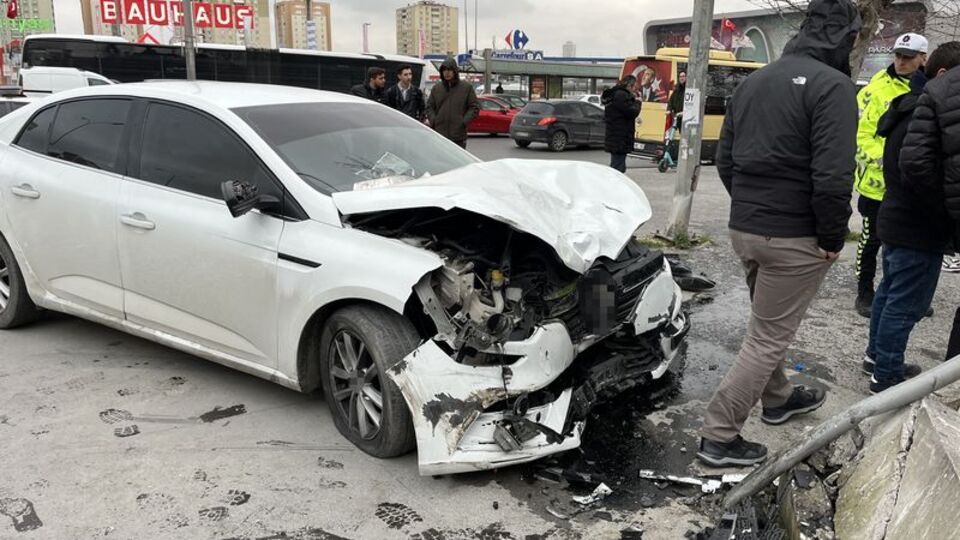Kaldırıma çıkıp yayalara çarptı: 3 yaralı