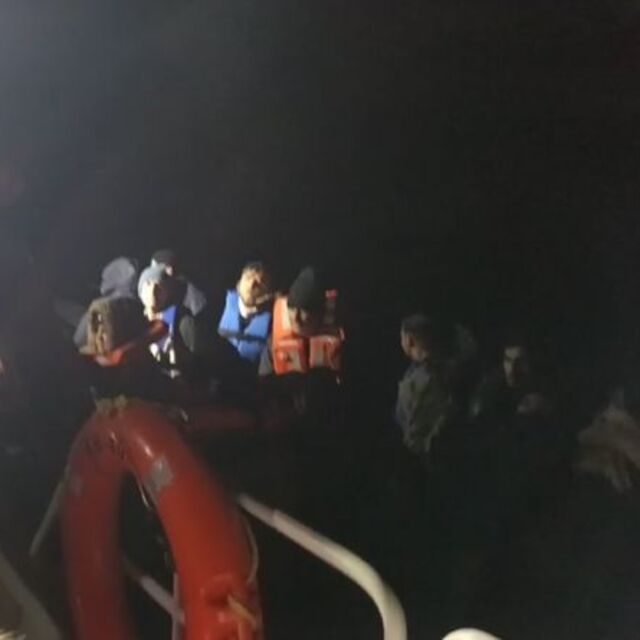 İzmir açıklarında 15'i çocuk, 42 düzensiz göçmen yakalandı