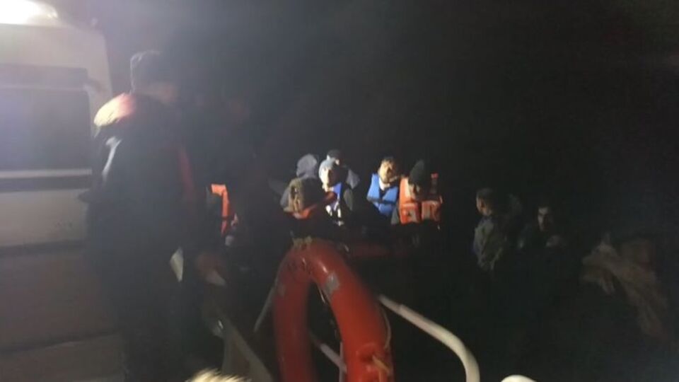 İzmir açıklarında 15'i çocuk, 42 düzensiz göçmen yakalandı