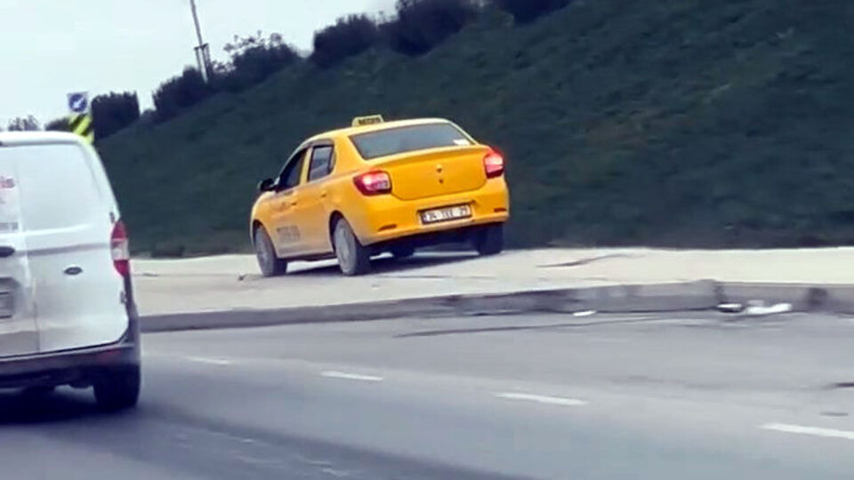 Trafikten kurtulmak için kaldırıma çıktı!