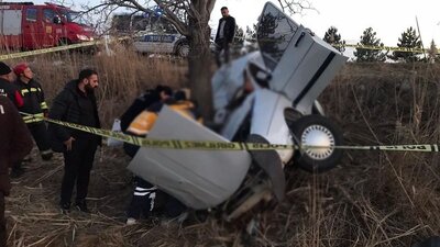 Yoldan çıkarak ağaca çarptı: 3 ölü, 2 yaralı
