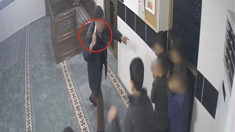 Camide çocuklara bıçak çeken adam serbest