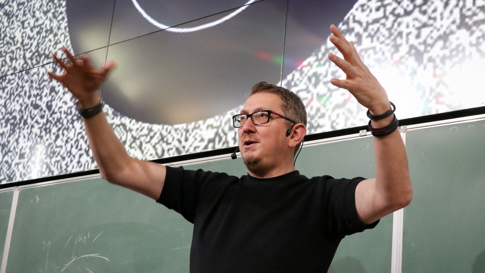 NASA'dan ayrılıp Türkiye'ye dönen astrofizikçi, üniversitede ders vermeye başladı