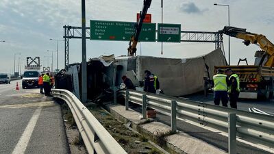 Feci kaza! TIR karşı şeride geçip devrildi!