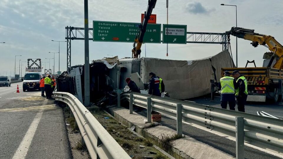 Feci kaza! TIR karşı şeride geçip devrildi!