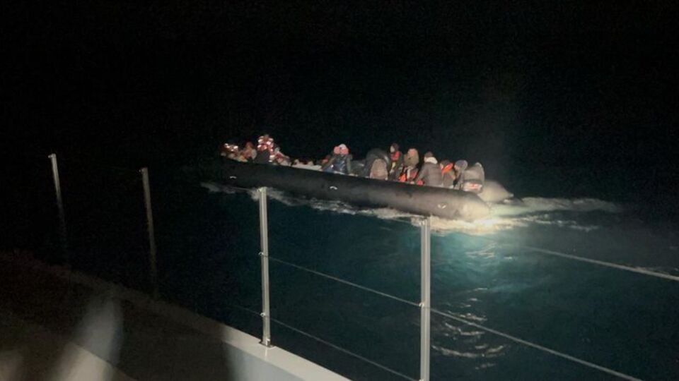 İzmir açıklarında 50 düzensiz göçmen yakalandı