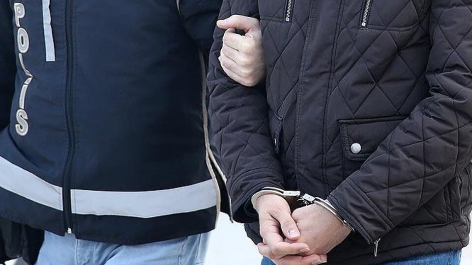 Uyuşturucuyu paketler halinde yol kenarında saklarken yakalandı