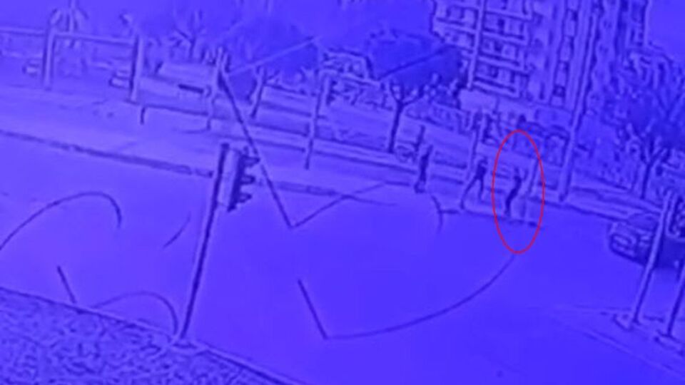 Eski karısına ve polise bıçakla saldırdı!