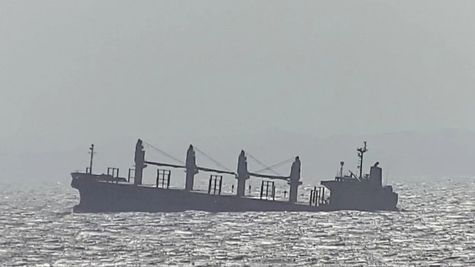 Yeni görüntüler, Kızıldeniz'de saldırıya uğrayan İngiliz kargo gemisinin batmadığını gösteriyor