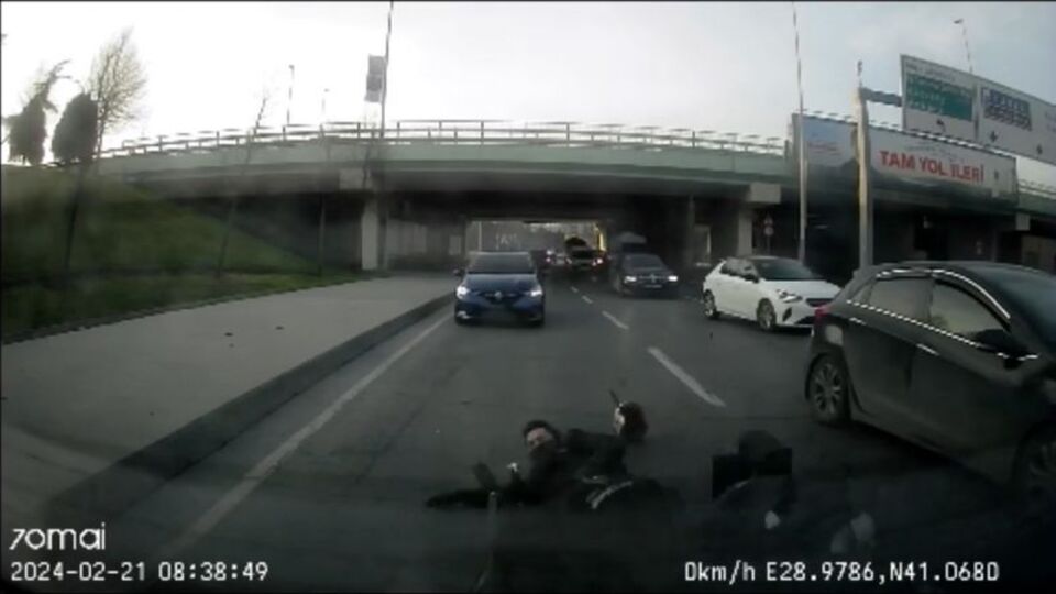 Metrelerce kayarak aracın altına girdi