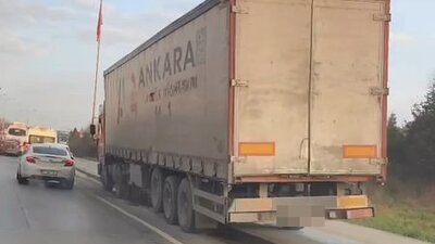Taksiden sonra TIR kaldırıma çıktı!