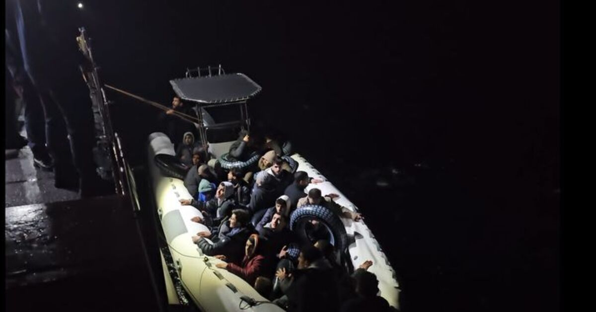 54 immigrants irréguliers secourus au large de Muğla après avoir été trouvés à bord de canots pneumatiques