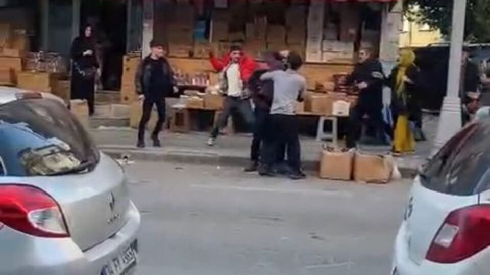 Eşi ve çocuğunun önünde fırça sapıyla müşteriyi dövdü!