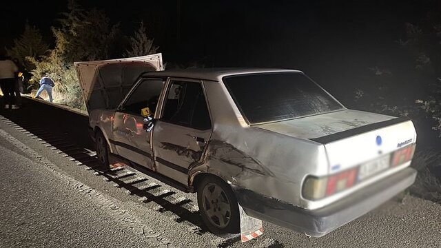 Emniyet şeridindeki otomobile TIR çarptı: 1 ölü