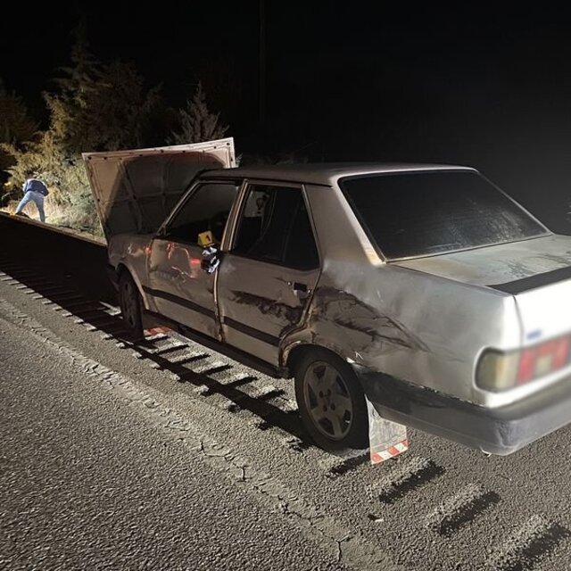 Emniyet şeridindeki otomobile TIR çarptı: 1 ölü