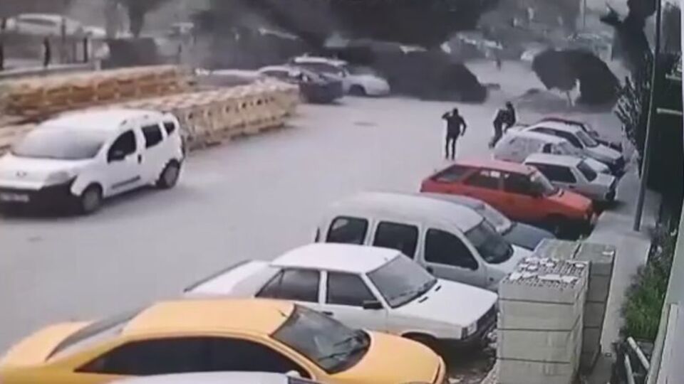 Fırtınada uçan çatının öldürdüğü işçi için 'Eli cebinde yürüyor' savunmasına tepki