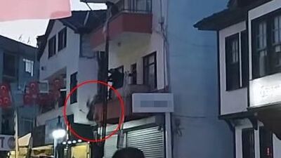 12 yaşındaki çocuğu havada yakaladı