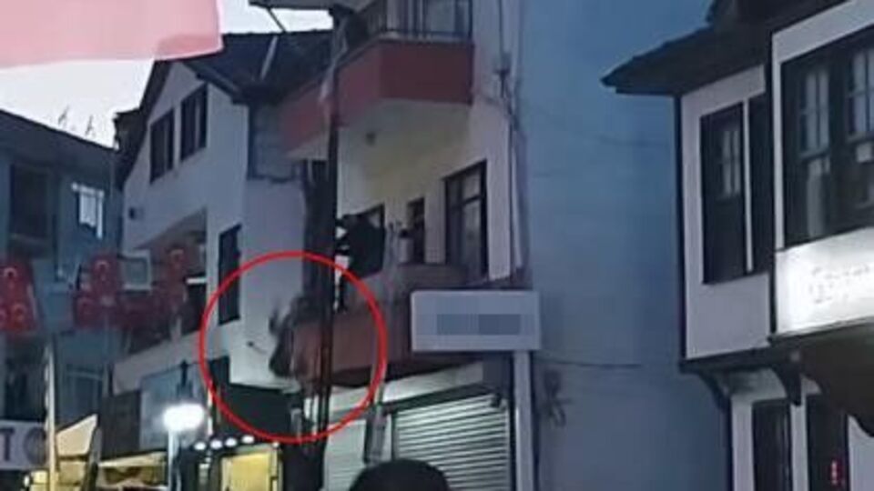 12 yaşındaki çocuğu havada yakaladı