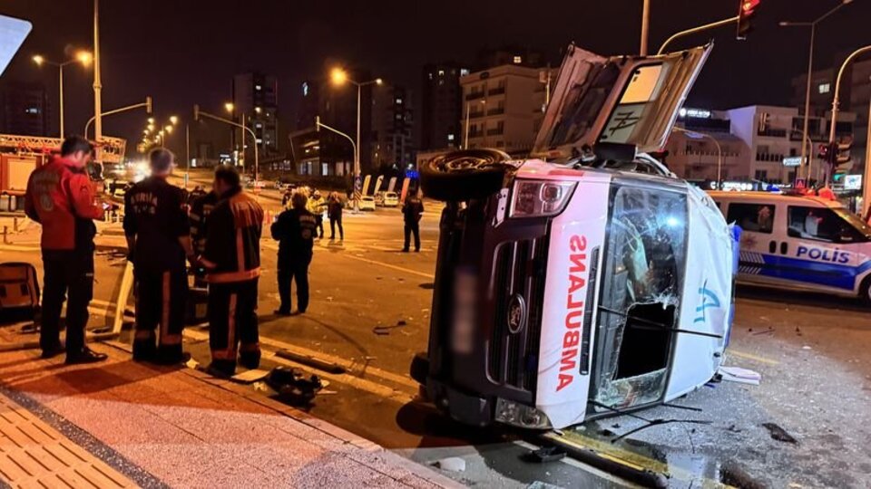 Hasta taşıyan ambulans kaza yaptı: 7 yaralı
