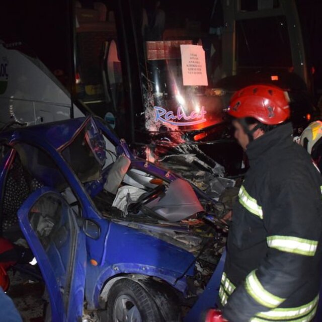 Yolcu otobüsü ile otomobil çarpıştı: 1 ölü, 3 yaralı