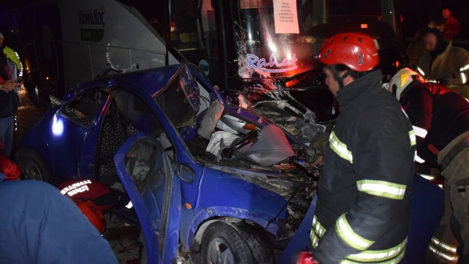 Yolcu otobüsü ile otomobil çarpıştı: 1 ölü, 3 yaralı