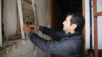 Kira kavgasında önce duvarı kırıldı, sonra elektriği kesildi!