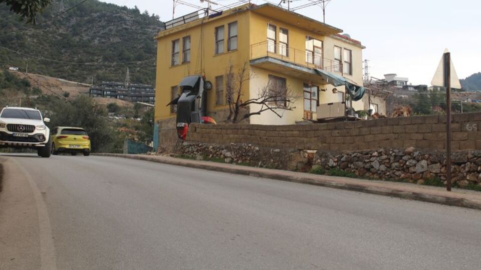 Kazaya karışan otomobilini binaya astı!