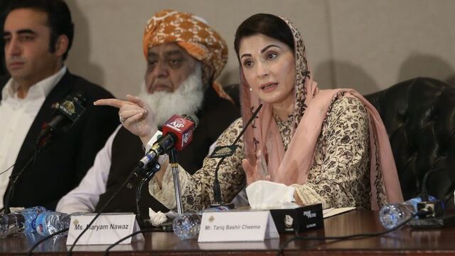 Pakistan'da ilk kez bir kadın eyalet başbakanı seçildi