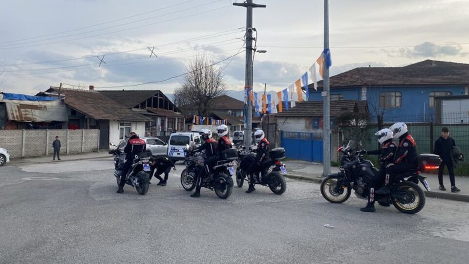 Sokak ortasında 5 el ateş etti