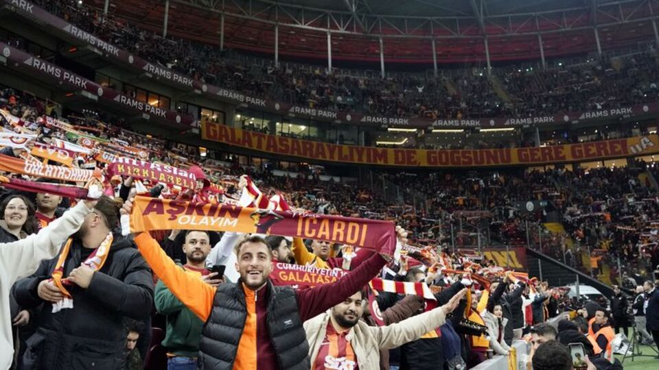 Galatasaray taraftarından sessiz protesto!