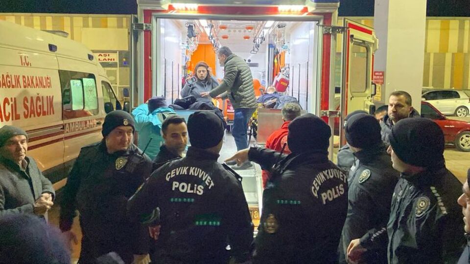 Minibüsün üzerine çığ düştü! 1 ölü, 12 yaralı