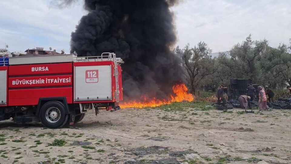 Plastik kasaların depolandığı alanda yangın çıktı