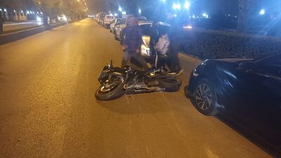 Motosikletiyle 3 otomobile çarpan sürücü öldü