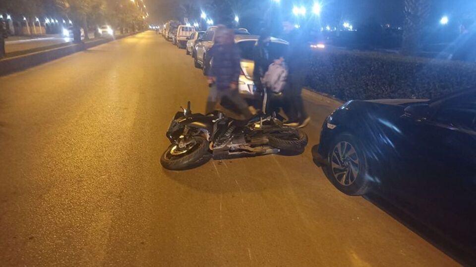 Motosikletiyle 3 otomobile çarpan sürücü öldü