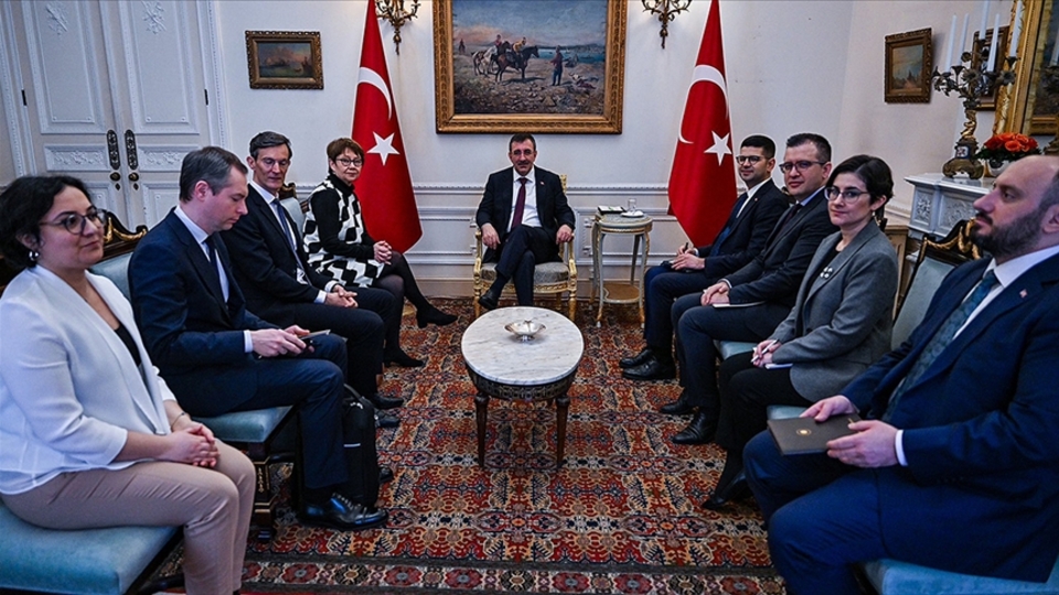 Cumhurbaşkanı Yardımcısı Yılmaz, İngiltere'de görüşmeler yaptı