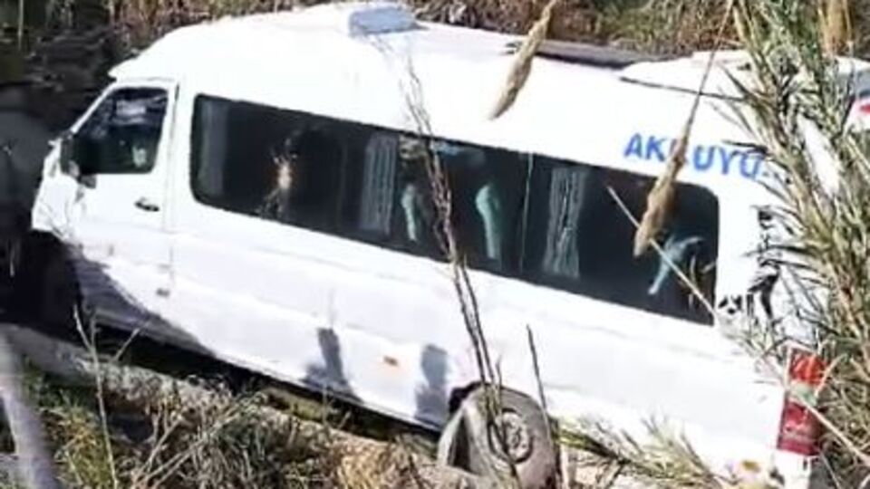 Yolcu minibüsü dereye yuvarlandı: 1 ölü, 13 yaralı