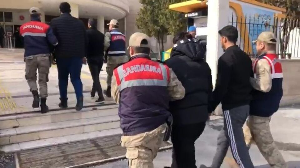 42 göçmen kaçakçısı ve 333 göçmen yakalandı