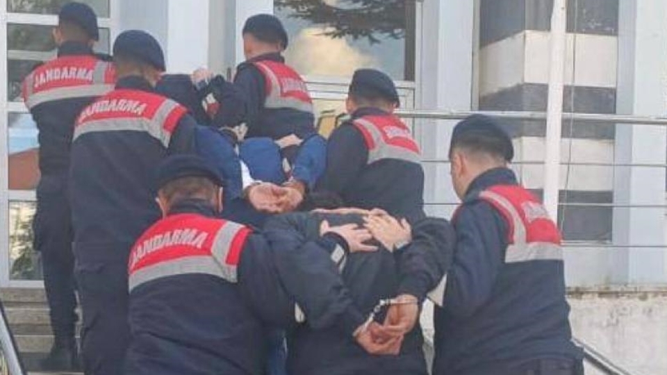 Eve çağırdıkları kişiye silah tehdidiyle senet imzalattılar!