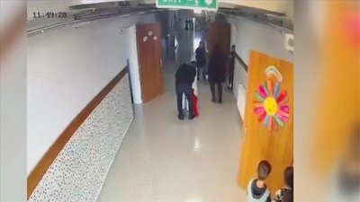 Boğazına madeni para kaçtı! Öğrencisini böyle kurtardı