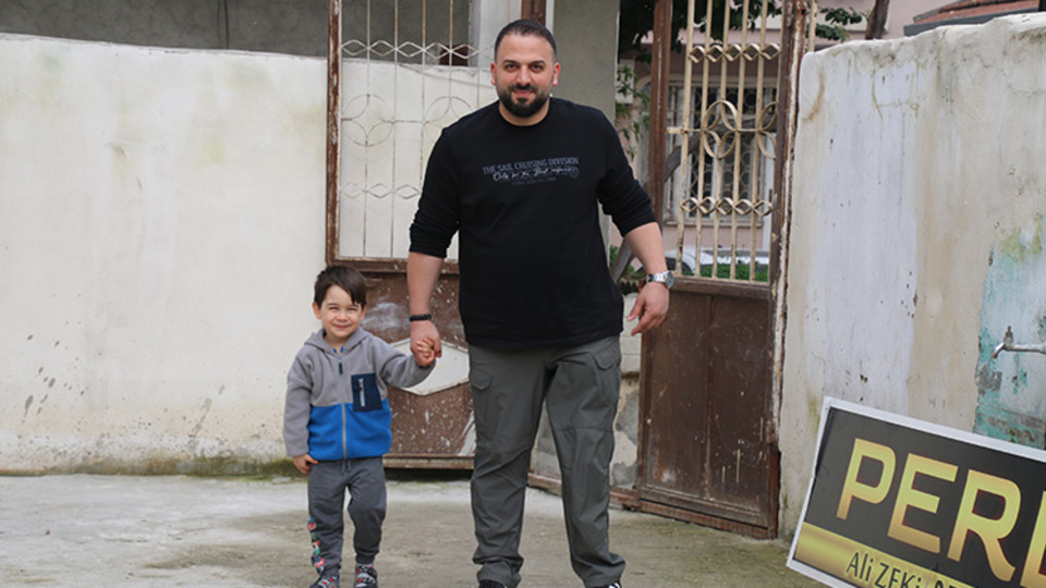 Depremzede perdeci, bacağına takılan protezle hayata tutundu