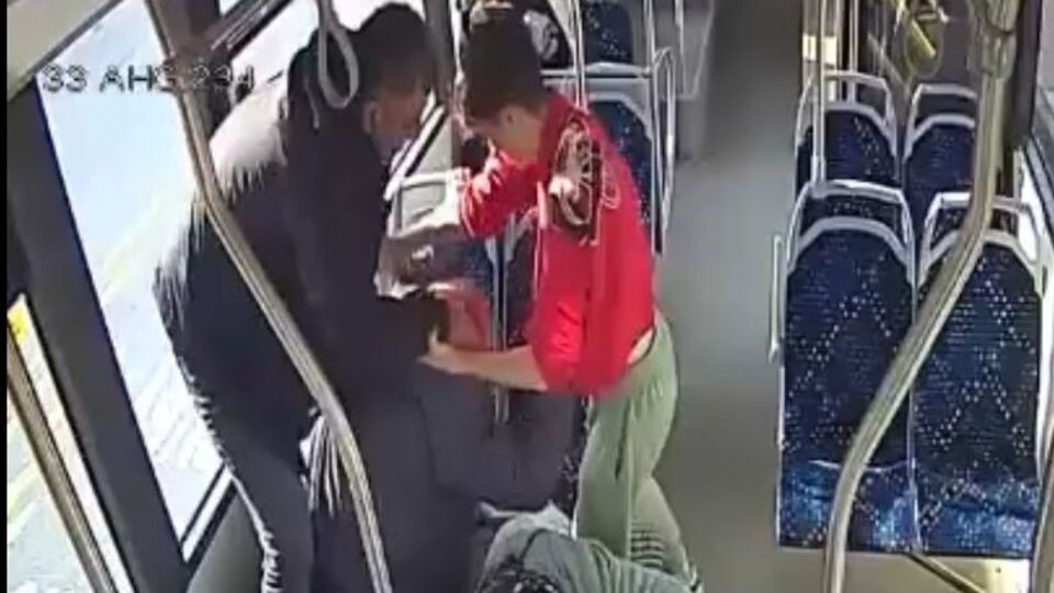 Baba oğul otobüste yaşlı çifti darp etti! O anlar kamerada...