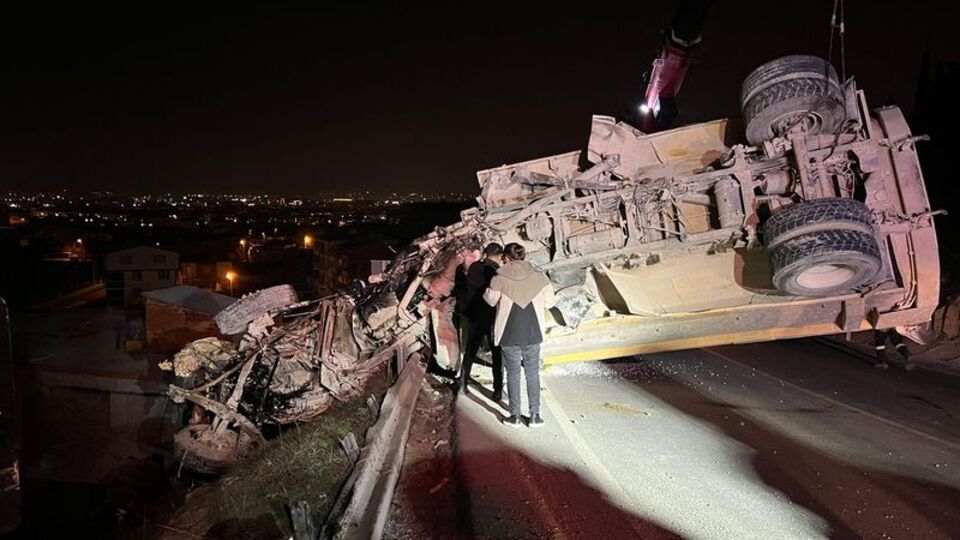 Şarampole devrilen kamyondaki 2 kişi öldü