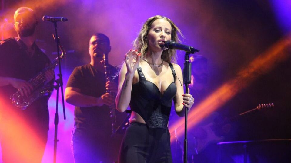 Ünlü şarkıcıya takıntılı takipçi şoku