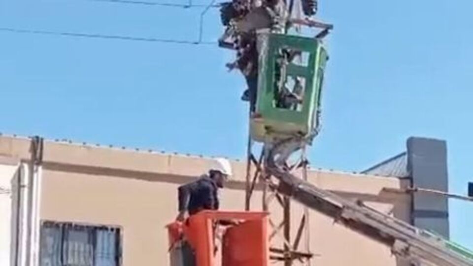 Akıma kapılıp direkte asılı kaldı!