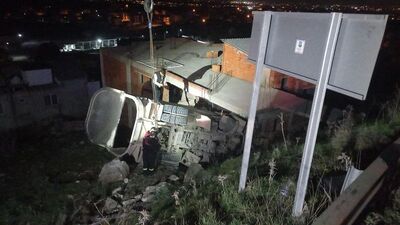 Freni boşalan kamyon eve çarptı: 2 ölü