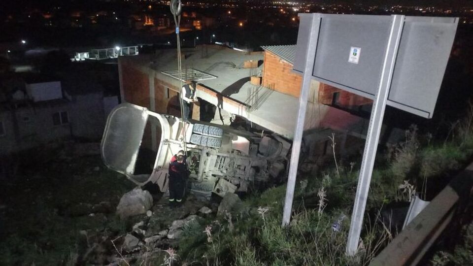 Freni boşalan kamyon eve çarptı: 2 ölü