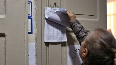 Seçmen kağıtları dağıtılıyor